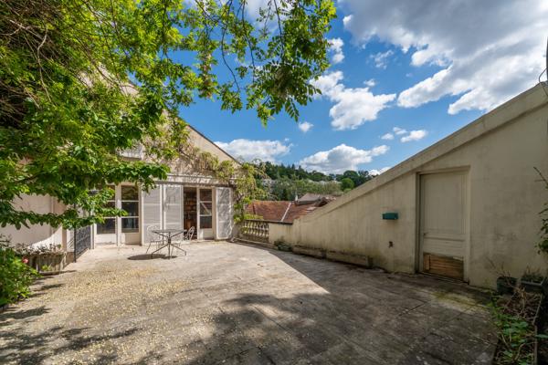 Maison
         9 pièces
        - 244 m² 1 690 000 € *