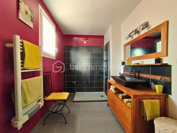 Maison individuelle 106 m² – Suite parentale RDC – Terrain 610 m² – Terrasse couverte – Vue montagnes

Dans le hameau recherché de la Girardière, découvrez cette maison individuelle moderne et clé en main, offrant un cadre de vie paisible avec vue dégagée sur les montagnes.

L’intérieur :
D’une surface habitable de 106 m², la maison propose au rez-de-chaussée un grand salon avec cuisine ouverte et son cellier, lumineux et convivial, avec accès direct à une terrasse couverte, ainsi qu’une suite parentale.
À l’étage, vous trouverez deux chambres et une salle d’eau, idéales pour l’espace enfants ou invités.
La décoration est moderne et soignée, aucun travaux à prévoir.
Un chauffage au sol ainsi qu'un poêle à granulé vous offrira bien-être et confort.
DPE D.

Les extérieurs :
Implantée sur un terrain de 610 m², la maison dispose d’un extérieur bien aménagé et facile d’entretien, parfait pour profiter des beaux jours en toute saison grâce à la terrasse couverte.
Un garage de 20 m² complète le bien.

L’environnement :
Située dans un hameau vivant, tout en bénéficiant d’un calme total, la maison offre un cadre privilégié avec vue montagnes, idéal pour les amateurs de nature et de sérénité.

📞 Bien rare sur le secteur – à visiter rapidement.