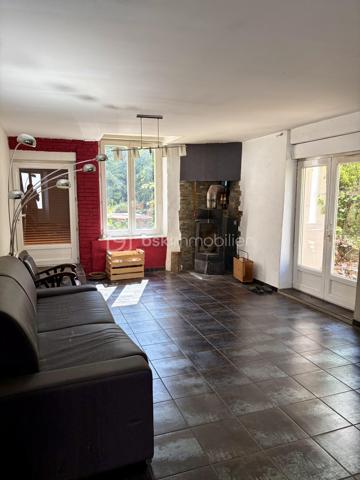 Située dans un environnement très calme, à Lens-Lestang (1h de Grenoble, 1h15 de Lyon), cette charmante maison de 252m² située sur un terrain de 900m² offre de très beaux volumes et un fort potentiel d’aménagement.

Composition :

Rez-de-chaussée :
- Grande cuisine de 32m²
- Salon / pièce de vie de 35m² avec accès direct au jardin 
- Salle de bain avec WC
- Couloir & espace buanderie

1er étage :

- 4 chambres (de 12m² a 27m²)
- 1 salle de bain
- 1 salle d’eau

2ᵉ étage :

- 2 grandes chambres (28m² & 35m²)
- WC indépendant

Autres caractéristiques :

- Terrain de 900m² avec jardin clos & terrasse
- Dépendance type grange ouverte (usage garage possible)
- DPE : D