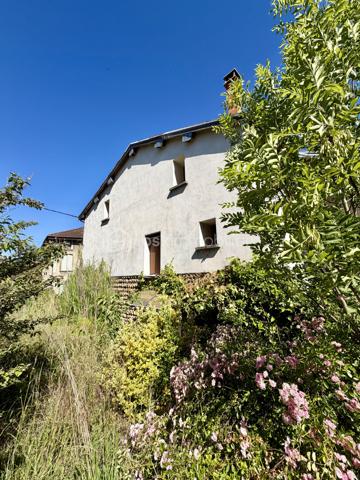 Située dans un environnement très calme, à Lens-Lestang (1h de Grenoble, 1h15 de Lyon), cette charmante maison de 252m² située sur un terrain de 900m² offre de très beaux volumes et un fort potentiel d’aménagement.

Composition :

Rez-de-chaussée :
- Grande cuisine de 32m²
- Salon / pièce de vie de 35m² avec accès direct au jardin 
- Salle de bain avec WC
- Couloir & espace buanderie

1er étage :

- 4 chambres (de 12m² a 27m²)
- 1 salle de bain
- 1 salle d’eau

2ᵉ étage :

- 2 grandes chambres (28m² & 35m²)
- WC indépendant

Autres caractéristiques :

- Terrain de 900m² avec jardin clos & terrasse
- Dépendance type grange ouverte (usage garage possible)
- DPE : D