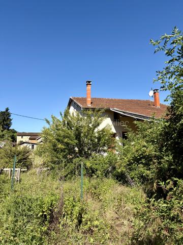 Située dans un environnement très calme, à Lens-Lestang (1h de Grenoble, 1h15 de Lyon), cette charmante maison de 252m² située sur un terrain de 900m² offre de très beaux volumes et un fort potentiel d’aménagement.

Composition :

Rez-de-chaussée :
- Grande cuisine de 32m²
- Salon / pièce de vie de 35m² avec accès direct au jardin 
- Salle de bain avec WC
- Couloir & espace buanderie

1er étage :

- 4 chambres (de 12m² a 27m²)
- 1 salle de bain
- 1 salle d’eau

2ᵉ étage :

- 2 grandes chambres (28m² & 35m²)
- WC indépendant

Autres caractéristiques :

- Terrain de 900m² avec jardin clos & terrasse
- Dépendance type grange ouverte (usage garage possible)
- DPE : D