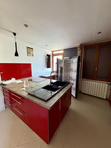 Située dans un environnement très calme, à Lens-Lestang (1h de Grenoble, 1h15 de Lyon), cette charmante maison de 252m² située sur un terrain de 900m² offre de très beaux volumes et un fort potentiel d’aménagement.

Composition :

Rez-de-chaussée :
- Grande cuisine de 32m²
- Salon / pièce de vie de 35m² avec accès direct au jardin 
- Salle de bain avec WC
- Couloir & espace buanderie

1er étage :

- 4 chambres (de 12m² a 27m²)
- 1 salle de bain
- 1 salle d’eau

2ᵉ étage :

- 2 grandes chambres (28m² & 35m²)
- WC indépendant

Autres caractéristiques :

- Terrain de 900m² avec jardin clos & terrasse
- Dépendance type grange ouverte (usage garage possible)
- DPE : D