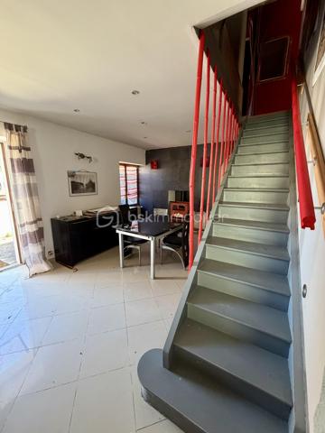 Située dans un environnement très calme, à Lens-Lestang (1h de Grenoble, 1h15 de Lyon), cette charmante maison de 252m² située sur un terrain de 900m² offre de très beaux volumes et un fort potentiel d’aménagement.

Composition :

Rez-de-chaussée :
- Grande cuisine de 32m²
- Salon / pièce de vie de 35m² avec accès direct au jardin 
- Salle de bain avec WC
- Couloir & espace buanderie

1er étage :

- 4 chambres (de 12m² a 27m²)
- 1 salle de bain
- 1 salle d’eau

2ᵉ étage :

- 2 grandes chambres (28m² & 35m²)
- WC indépendant

Autres caractéristiques :

- Terrain de 900m² avec jardin clos & terrasse
- Dépendance type grange ouverte (usage garage possible)
- DPE : D