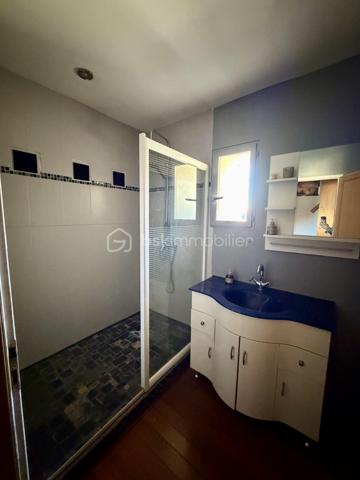 Située dans un environnement très calme, à Lens-Lestang (1h de Grenoble, 1h15 de Lyon), cette charmante maison de 252m² située sur un terrain de 900m² offre de très beaux volumes et un fort potentiel d’aménagement.

Composition :

Rez-de-chaussée :
- Grande cuisine de 32m²
- Salon / pièce de vie de 35m² avec accès direct au jardin 
- Salle de bain avec WC
- Couloir & espace buanderie

1er étage :

- 4 chambres (de 12m² a 27m²)
- 1 salle de bain
- 1 salle d’eau

2ᵉ étage :

- 2 grandes chambres (28m² & 35m²)
- WC indépendant

Autres caractéristiques :

- Terrain de 900m² avec jardin clos & terrasse
- Dépendance type grange ouverte (usage garage possible)
- DPE : D