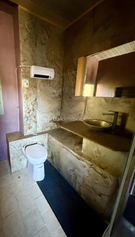 Située dans un environnement très calme, à Lens-Lestang (1h de Grenoble, 1h15 de Lyon), cette charmante maison de 252m² située sur un terrain de 900m² offre de très beaux volumes et un fort potentiel d’aménagement.

Composition :

Rez-de-chaussée :
- Grande cuisine de 32m²
- Salon / pièce de vie de 35m² avec accès direct au jardin 
- Salle de bain avec WC
- Couloir & espace buanderie

1er étage :

- 4 chambres (de 12m² a 27m²)
- 1 salle de bain
- 1 salle d’eau

2ᵉ étage :

- 2 grandes chambres (28m² & 35m²)
- WC indépendant

Autres caractéristiques :

- Terrain de 900m² avec jardin clos & terrasse
- Dépendance type grange ouverte (usage garage possible)
- DPE : D
