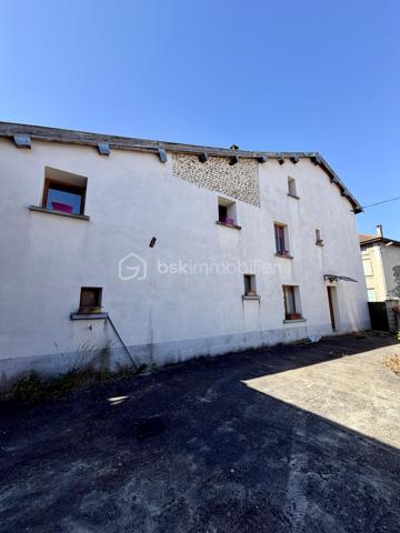 Située dans un environnement très calme, à Lens-Lestang (1h de Grenoble, 1h15 de Lyon), cette charmante maison de 252m² située sur un terrain de 900m² offre de très beaux volumes et un fort potentiel d’aménagement.

Composition :

Rez-de-chaussée :
- Grande cuisine de 32m²
- Salon / pièce de vie de 35m² avec accès direct au jardin 
- Salle de bain avec WC
- Couloir & espace buanderie

1er étage :

- 4 chambres (de 12m² a 27m²)
- 1 salle de bain
- 1 salle d’eau

2ᵉ étage :

- 2 grandes chambres (28m² & 35m²)
- WC indépendant

Autres caractéristiques :

- Terrain de 900m² avec jardin clos & terrasse
- Dépendance type grange ouverte (usage garage possible)
- DPE : D