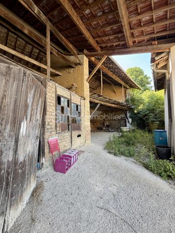 Située dans un environnement très calme, à Lens-Lestang (1h de Grenoble, 1h15 de Lyon), cette charmante maison de 252m² située sur un terrain de 900m² offre de très beaux volumes et un fort potentiel d’aménagement.

Composition :

Rez-de-chaussée :
- Grande cuisine de 32m²
- Salon / pièce de vie de 35m² avec accès direct au jardin 
- Salle de bain avec WC
- Couloir & espace buanderie

1er étage :

- 4 chambres (de 12m² a 27m²)
- 1 salle de bain
- 1 salle d’eau

2ᵉ étage :

- 2 grandes chambres (28m² & 35m²)
- WC indépendant

Autres caractéristiques :

- Terrain de 900m² avec jardin clos & terrasse
- Dépendance type grange ouverte (usage garage possible)
- DPE : D