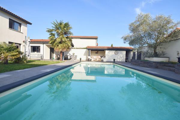 Maison récente à vendre à Quincieux - 5 pièces avec piscine