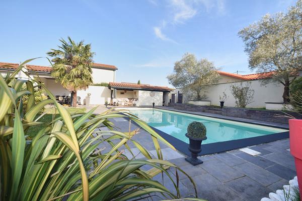 Maison récente à vendre à Quincieux - 5 pièces avec piscine