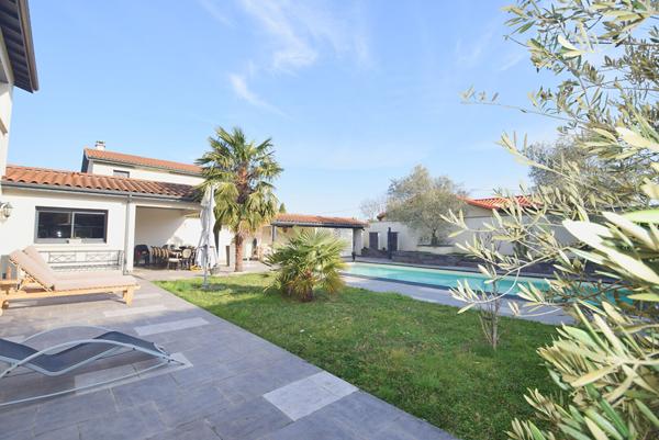 Maison récente à vendre à Quincieux - 5 pièces avec piscine