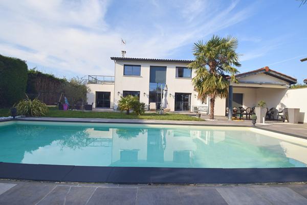 Maison récente à vendre à Quincieux - 5 pièces avec piscine