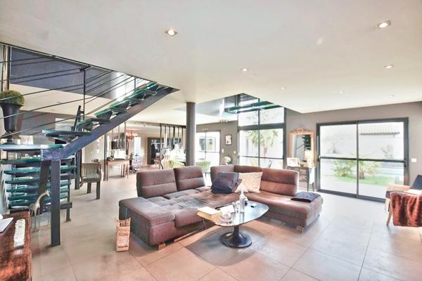 Maison récente à vendre à Quincieux - 5 pièces avec piscine