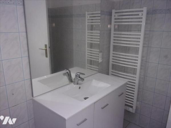 CARENTOIR CENTRE, maison de bourg à vendre.