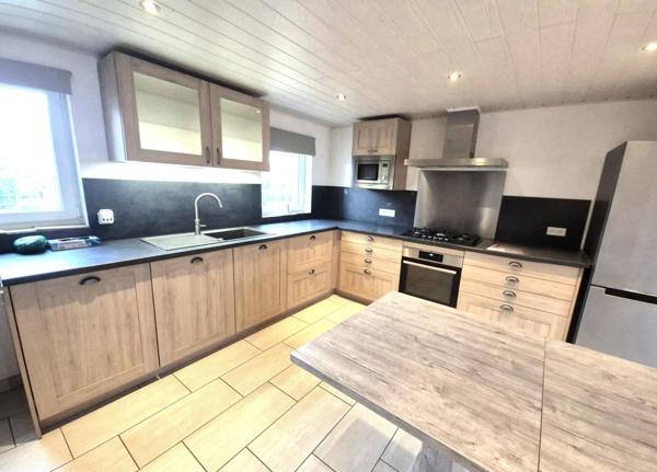 À Wittelsheim, maison accolée rénovée, proche gare et commodités.