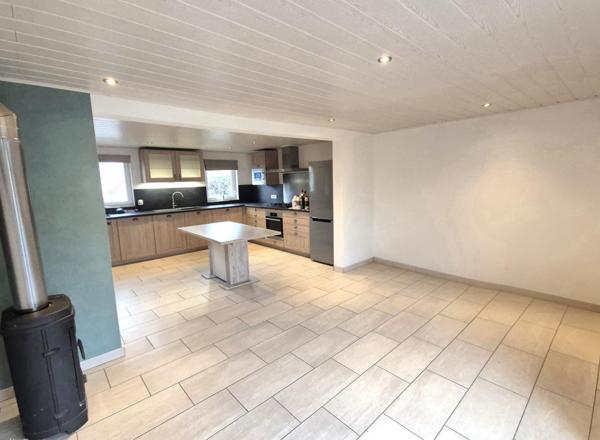 À Wittelsheim, maison accolée rénovée, proche gare et commodités.