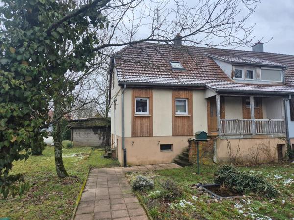 À Wittelsheim, maison accolée rénovée, proche gare et commodités.