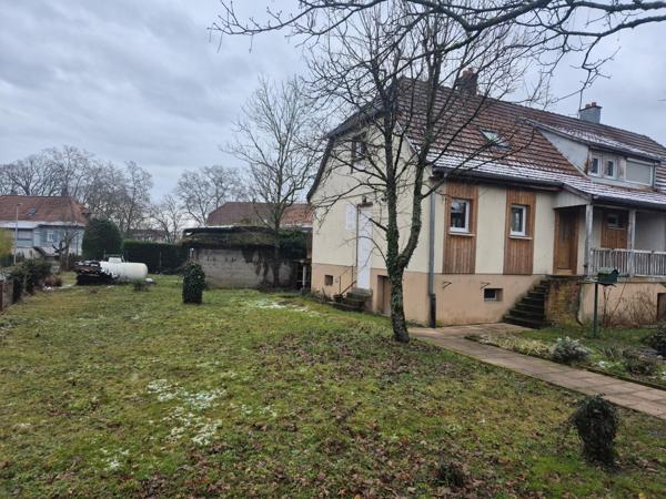 À Wittelsheim, maison accolée rénovée, proche gare et commodités.