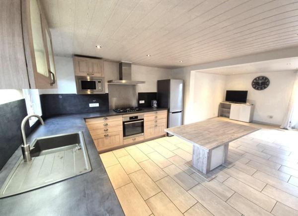 À Wittelsheim, maison accolée rénovée, proche gare et commodités.