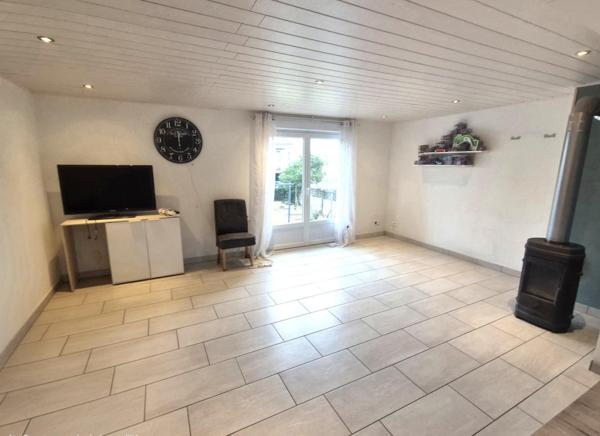 À Wittelsheim, maison accolée rénovée, proche gare et commodités.