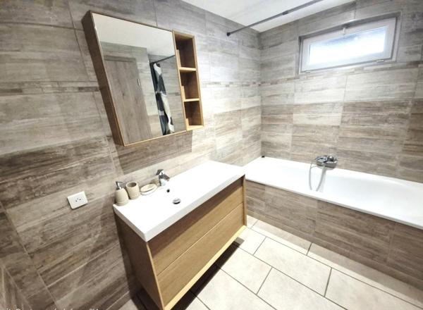 À Wittelsheim, maison accolée rénovée, proche gare et commodités.