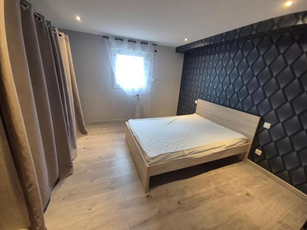 À Wittelsheim, maison accolée rénovée, proche gare et commodités.