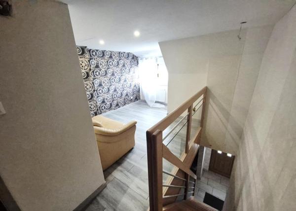 À Wittelsheim, maison accolée rénovée, proche gare et commodités.