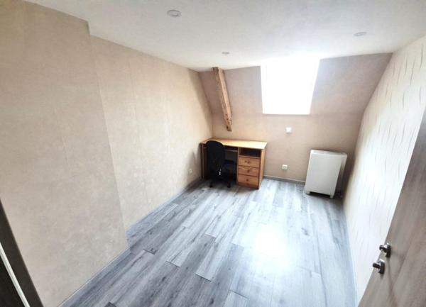 À Wittelsheim, maison accolée rénovée, proche gare et commodités.