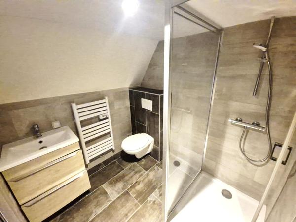 À Wittelsheim, maison accolée rénovée, proche gare et commodités.