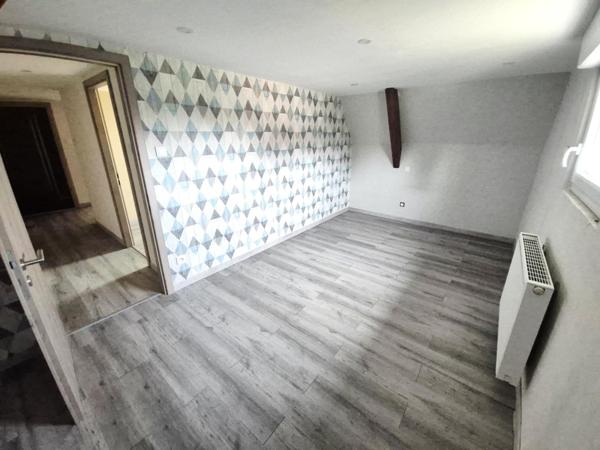 À Wittelsheim, maison accolée rénovée, proche gare et commodités.