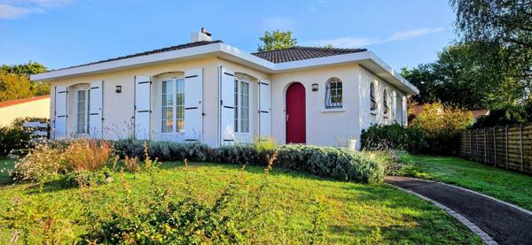 Maison familiale en parfait état de 134m² hab avec 4 chambres, bureau et grand garage sur terrain clos de 683m².