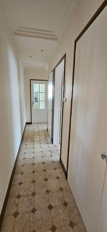 Maison familiale en parfait état de 134m² hab avec 4 chambres, bureau et grand garage sur terrain clos de 683m².