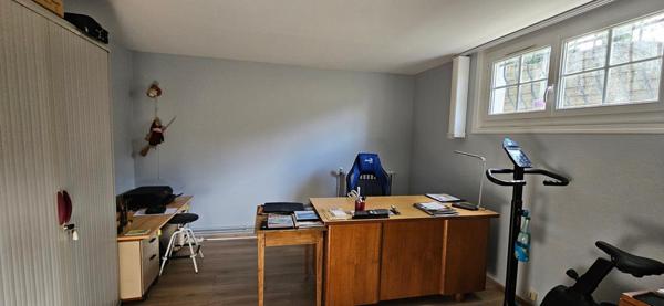 Maison familiale en parfait état de 134m² hab avec 4 chambres, bureau et grand garage sur terrain clos de 683m².