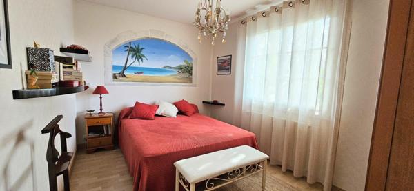 Maison familiale en parfait état de 134m² hab avec 4 chambres, bureau et grand garage sur terrain clos de 683m².