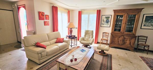 Maison familiale en parfait état de 134m² hab avec 4 chambres, bureau et grand garage sur terrain clos de 683m².