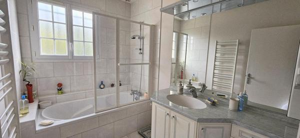 Maison familiale en parfait état de 134m² hab avec 4 chambres, bureau et grand garage sur terrain clos de 683m².