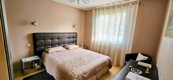 Maison familiale en parfait état de 134m² hab avec 4 chambres, bureau et grand garage sur terrain clos de 683m².