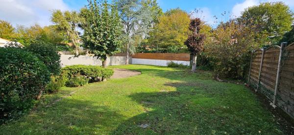 Maison familiale en parfait état de 134m² hab avec 4 chambres, bureau et grand garage sur terrain clos de 683m².