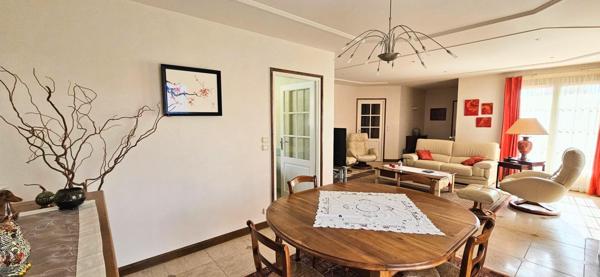 Maison familiale en parfait état de 134m² hab avec 4 chambres, bureau et grand garage sur terrain clos de 683m².