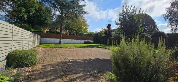 Maison familiale en parfait état de 134m² hab avec 4 chambres, bureau et grand garage sur terrain clos de 683m².