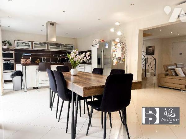 Maison familiale 168 m², 5 chambres, sous-sol total, garage, terrain 463 m². Proche écoles.