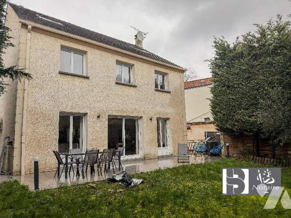 Maison familiale 168 m², 5 chambres, sous-sol total, garage, terrain 463 m². Proche écoles.