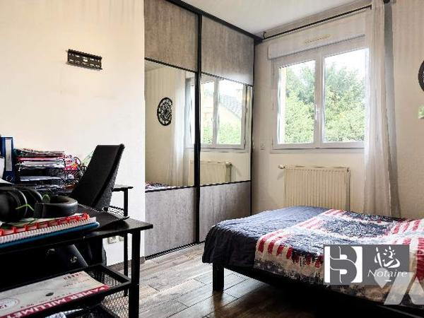 Maison familiale 168 m², 5 chambres, sous-sol total, garage, terrain 463 m². Proche écoles.