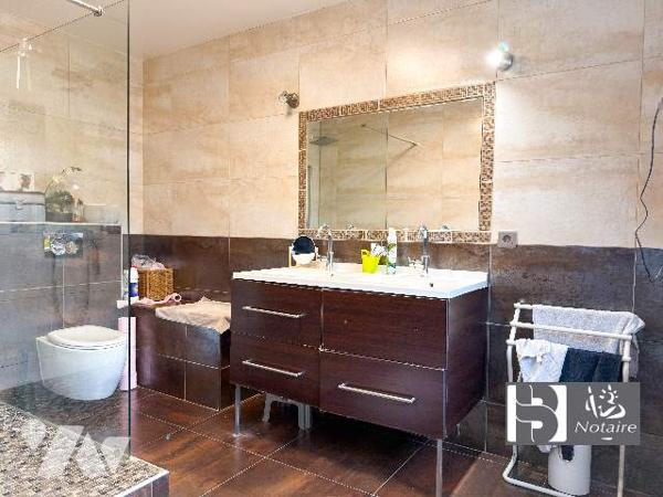 Maison familiale 168 m², 5 chambres, sous-sol total, garage, terrain 463 m². Proche écoles.