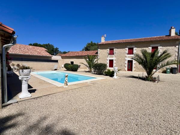 Fontaine-le-Comte (86240) Maison de charme en pierre avec piscine FONTAINE LE COMTE