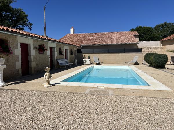 Fontaine-le-Comte (86240) Maison de charme en pierre avec piscine FONTAINE LE COMTE