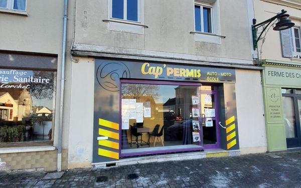 Immeuble à vendre    3 pièces •  Saint-Cosme-en-Vairais