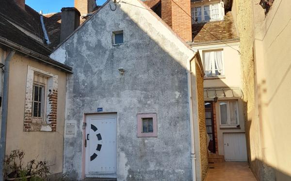 Immeuble à vendre    3 pièces •  Saint-Cosme-en-Vairais