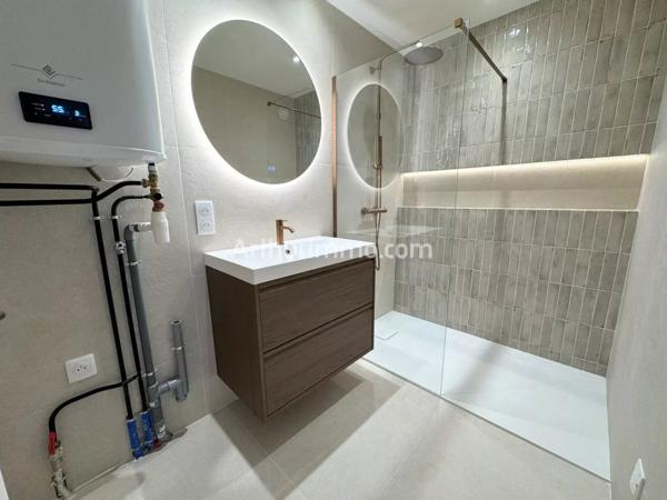 Vente                                                      Appartement
                        
                     3 pièces                      49 m2                     à Sainte-Maxime