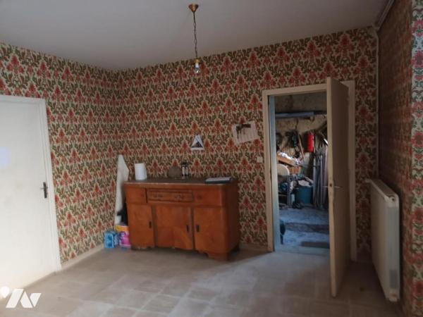 Maison d'habitation sur deux niveaux avec dépendances