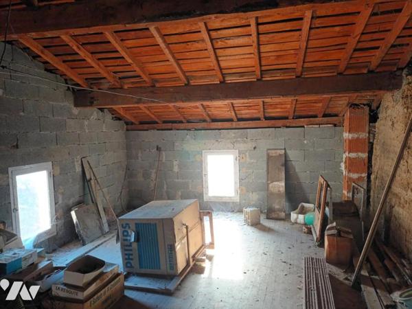 Maison d'habitation sur deux niveaux avec dépendances